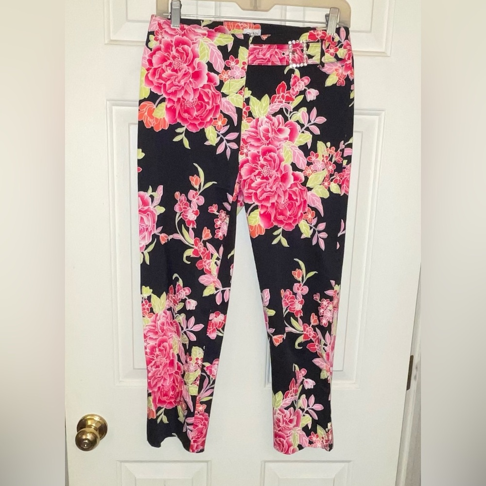 Vintage Cache Flower Capris with a Rhinestone buckle 🌺